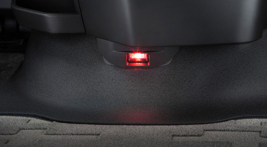 高级内部照明装置包括夜间驾驶时亮起的红灯